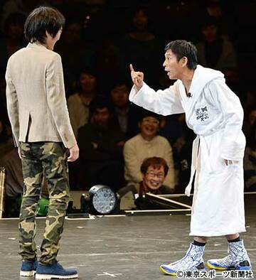 サプライズで登場した明石家さんま（右）に驚く千原ジュニア