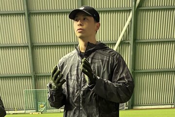 自主トレ公開後、取材に応じたソフトバンク・大関友久