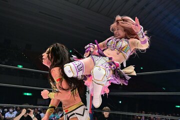 メーガン・ベーン(左)の後頭部を狙う中野たむ