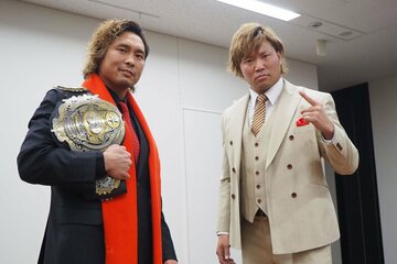 中嶋勝彦（左）と会見に出席した宮原健斗