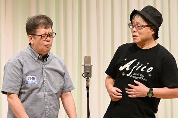 漫才を披露する「東スポ・デイリー」の２人(左から西山俊彦記者・岩崎正範記者)