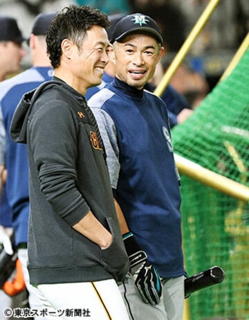  イチロー（右）と話す亀井