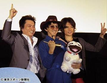 左から平田、渡辺監督、ＫＥＮＮ