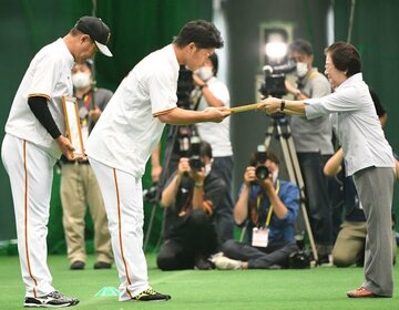  城間那覇市長（右）から感謝状を受け取る大城（中）左は原監督