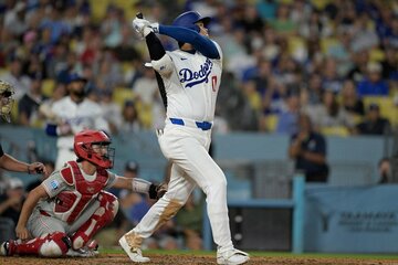 ３４号本塁打を放つ大谷（ロイター）