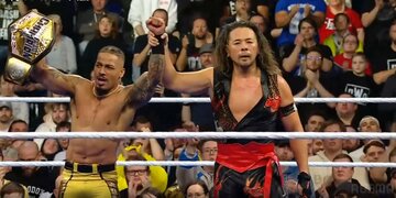 中邑真輔（右）は王者カーメロ・ヘイを称えた(ⓒAbemaTV, Inc.）