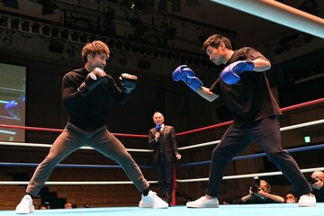 リングで手合わせする井上尚弥と長谷川穂積氏