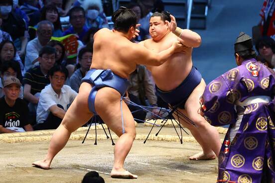 突き出しで翔猿(左)に勝利した若ノ勝
