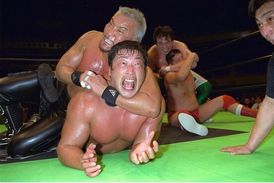 蝶野が小橋にＳＴＦ、三沢は田上に顔面絞めの豪華共演だ