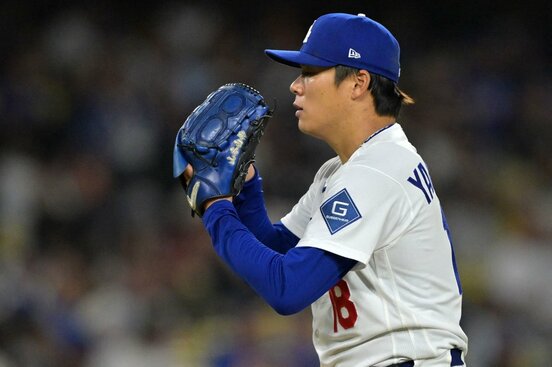 青いグローブに戻した山本由伸（ロイター）