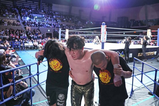 DOUKIとの乱戦に敗れ、セコンドの肩を借りて引き揚げたマスター・ワト(中)