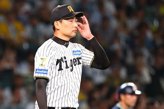 ヤクルト戦でリードを守り切れず、顔をしかめる阪神・岩崎優