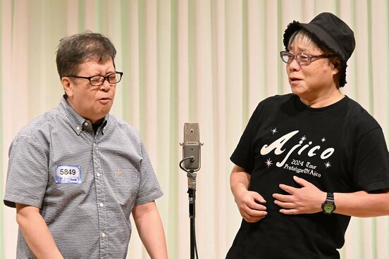 漫才を披露する「東スポ・デイリー」の2人(左から西山俊彦記者・岩崎正範記者)