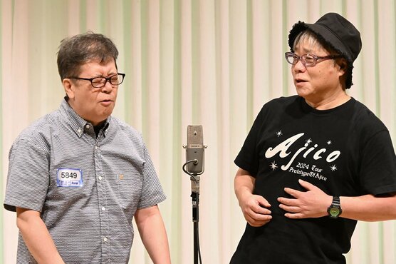 漫才を披露する「東スポ・デイリー」の2人(左から西山俊彦記者・岩崎正範記者)
