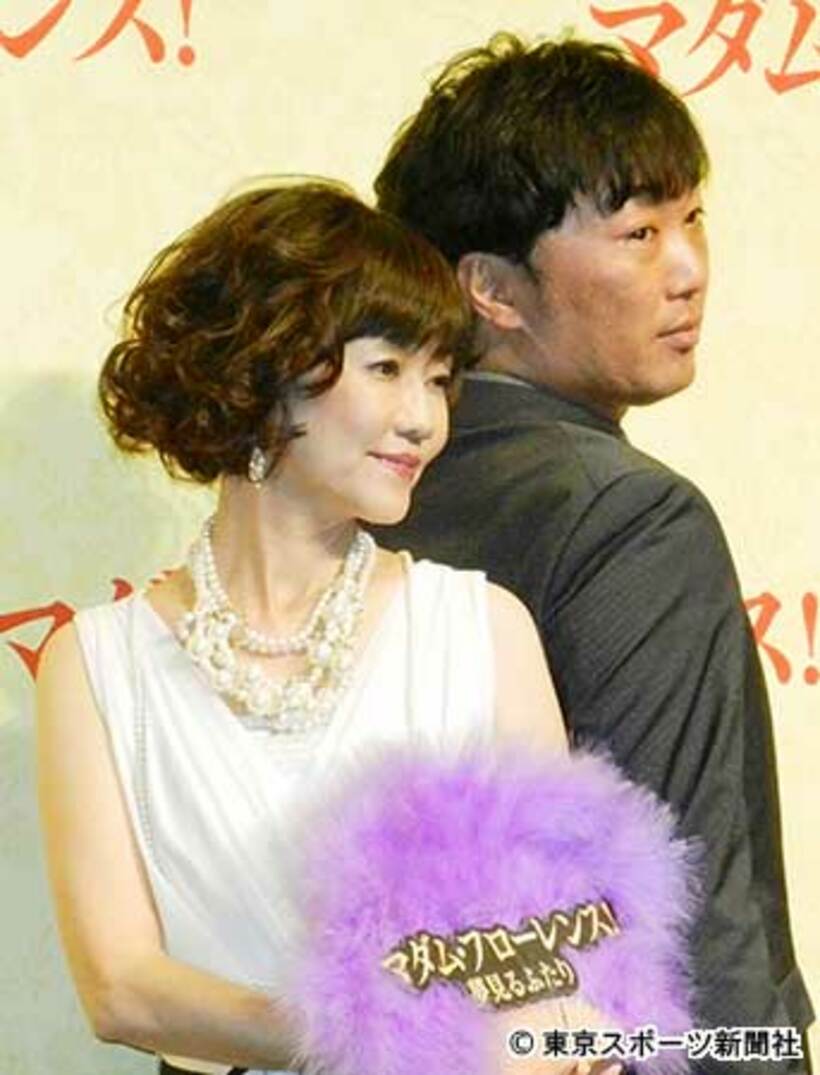 松本伊代（左）と小沢一敬