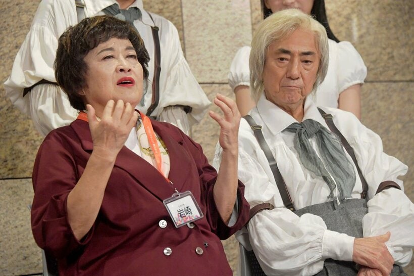 主演の市村正親(右)と、脚本も務めた渡辺えり
