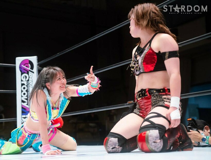  試合後、鈴季すず(右)に３カウントをアピールする岩谷麻優