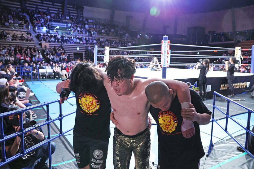 DOUKIとの乱戦に敗れ、セコンドの肩を借りて引き揚げたマスター・ワト(中)