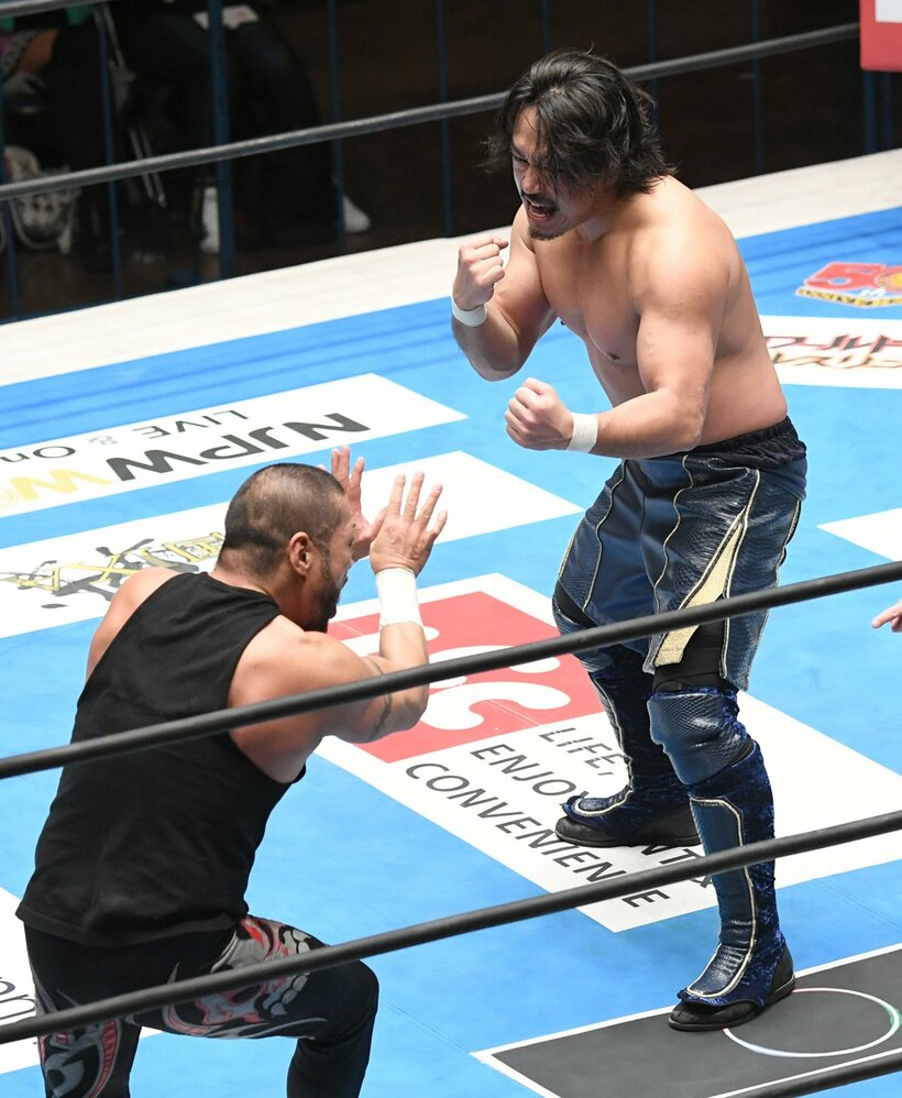  ディック東郷(左)を威嚇する後藤（東スポWeb）