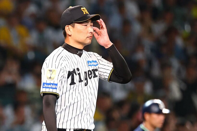ヤクルト戦でリードを守り切れず、顔をしかめる阪神・岩崎優