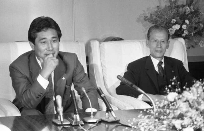  中日新監督に就任した星野氏。右は中山球団社長