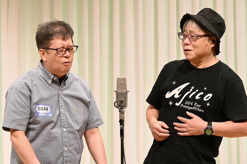 漫才を披露する「東スポ・デイリー」の２人(左から西山俊彦記者・岩崎正範記者)