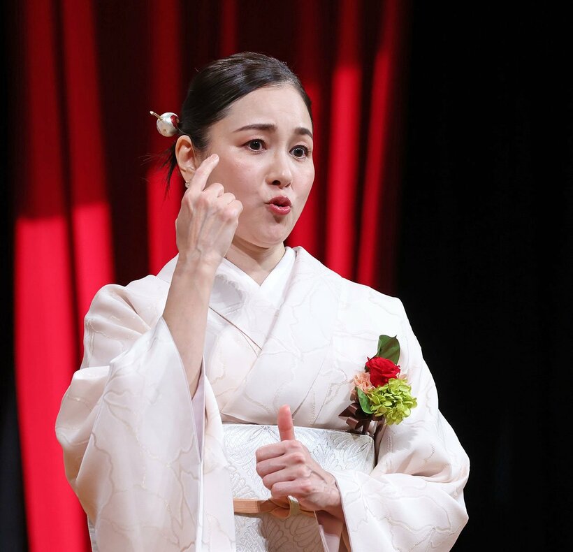 手話で受賞の喜びを表す忍足亜希子