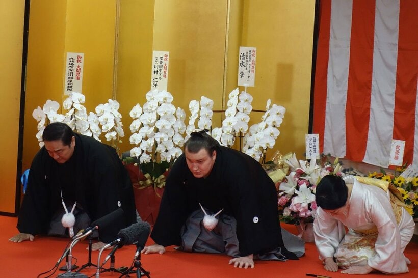 伝達式で口上を述べる安青錦