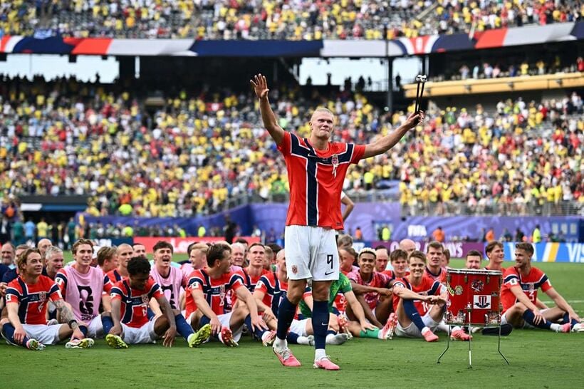 ノルウェー恒例のバイキング・ローで勝利を祝うハーランド（ロイター）