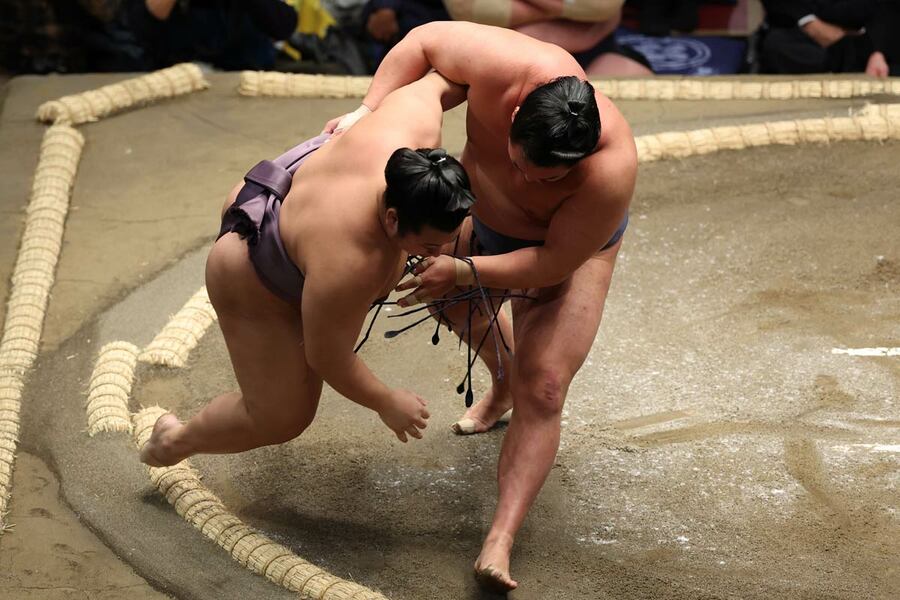 翔猿(左)を寄り倒した豊昇龍