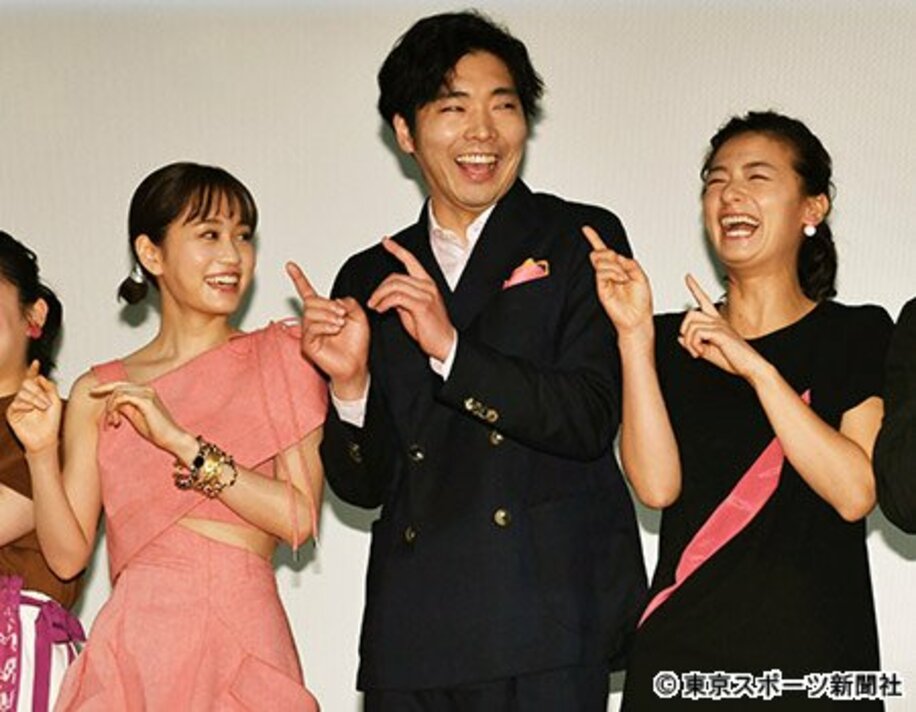  舞台あいさつで楽しげな（左）から前田敦子、柄本佑、尾野真千子