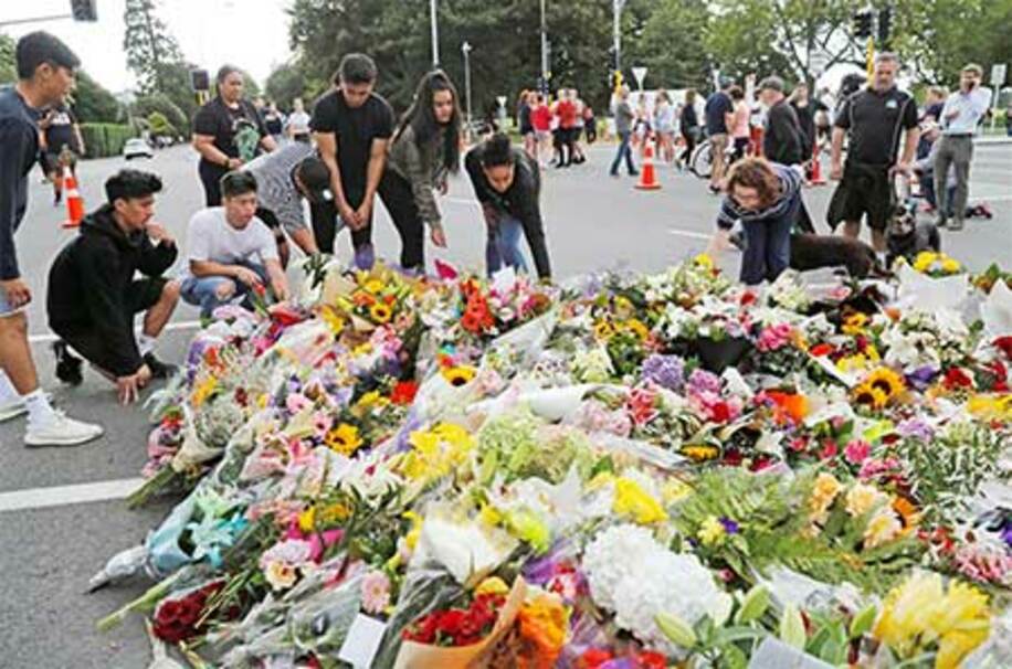  モスクがある通りで犠牲者に花を手向ける地元住民ら（ロイター）