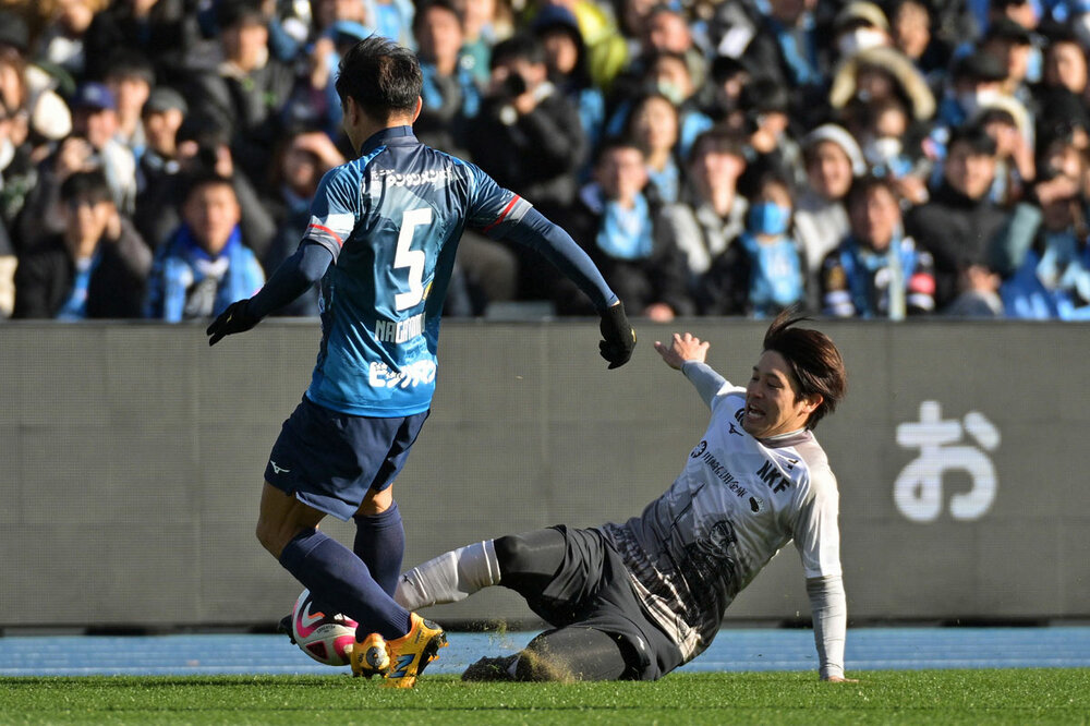24年、中村憲剛氏の引退試合でプレーする内田篤人氏（右）