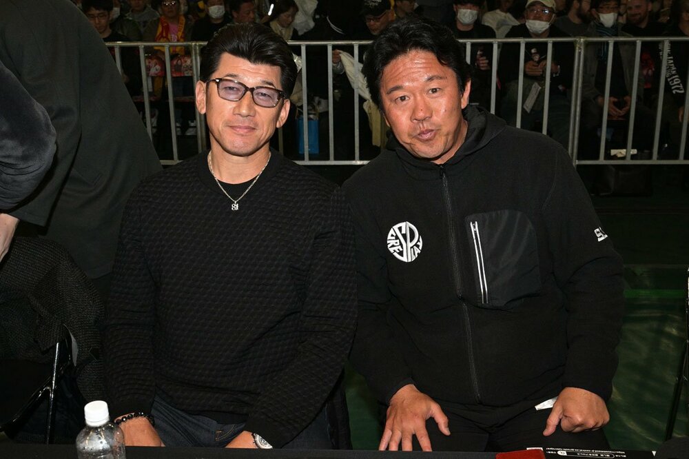 ２０２５年の新日本１・４東京ドーム大会を観戦した（当時の）三浦大輔監督（左）と鈴木尚典コーチ