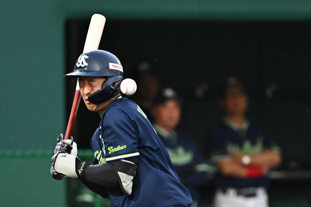 頭部死球を受けた松下歩叶