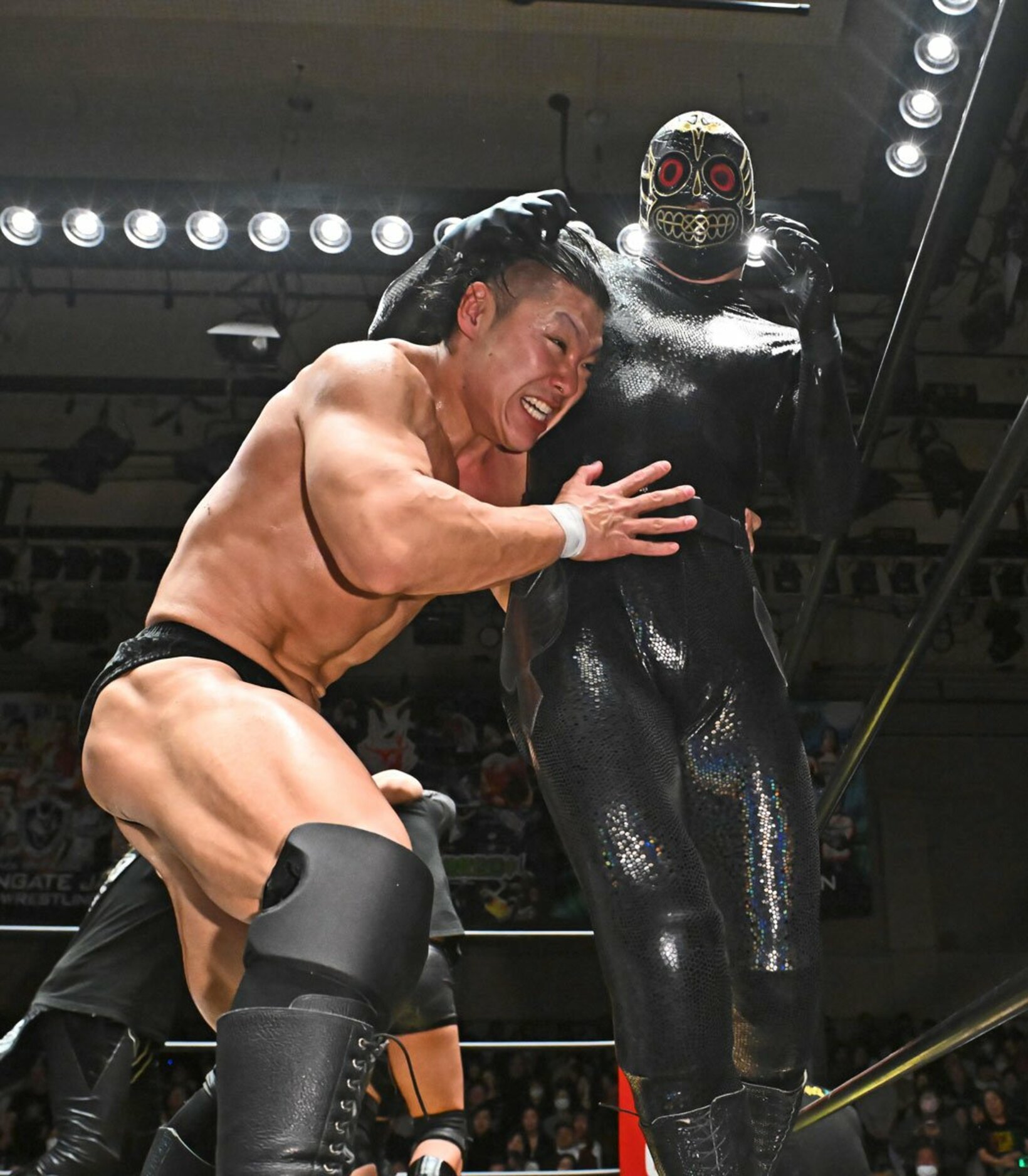 試合後にシュン・スカイウォーカー(右)と乱闘になったBIGBOSS清水