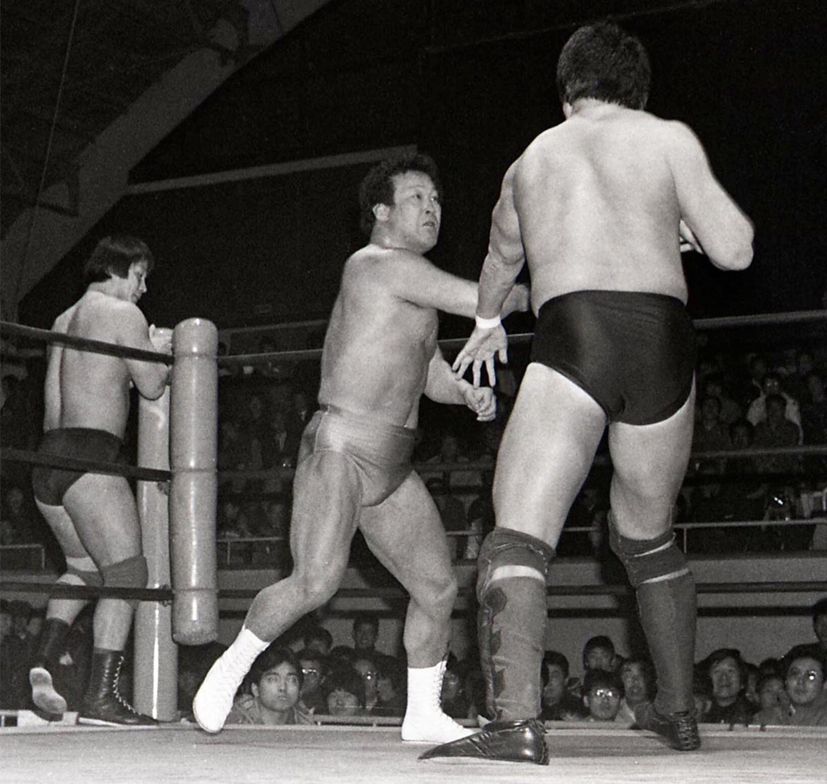 前田（手前）とやり合う星野（１９８６年１月、兵庫・豊岡）