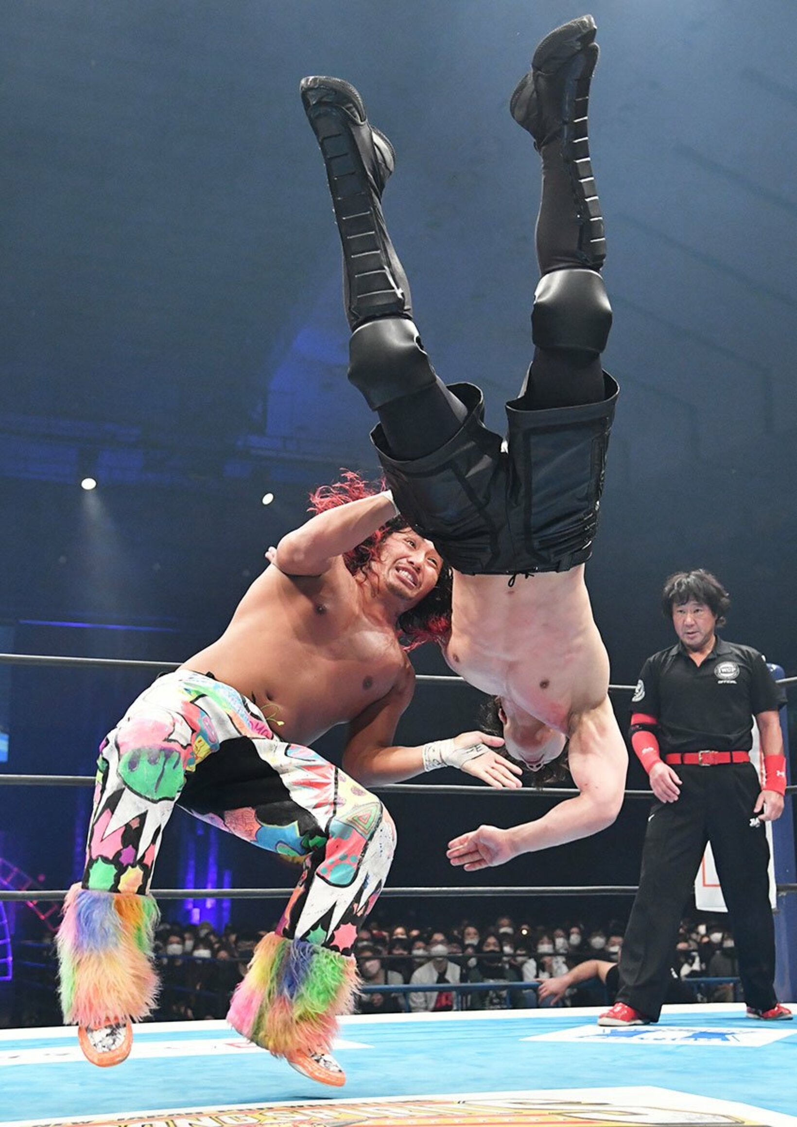 ＹＯＨ(右)にビクトリー・ロイヤルを決めるヒロム
