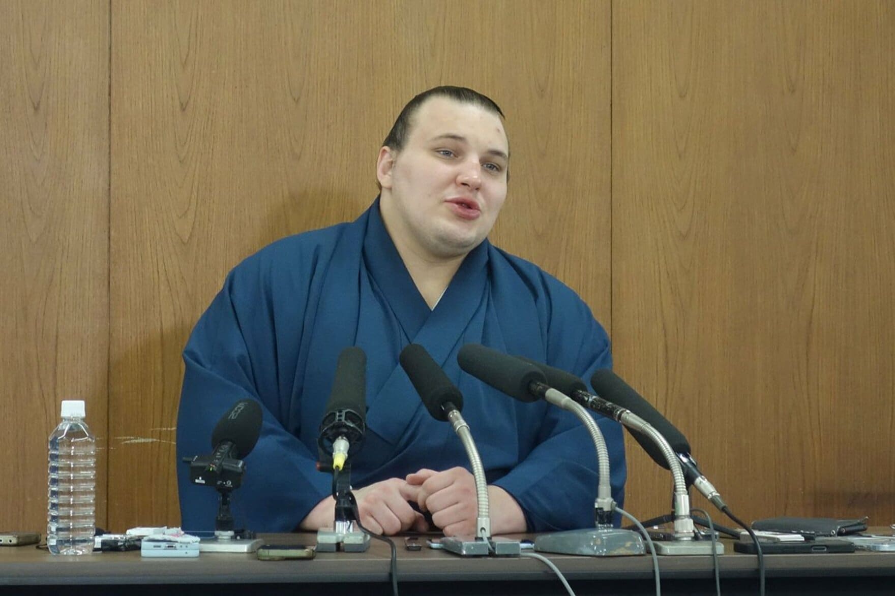 一夜明け会見を行った安青錦