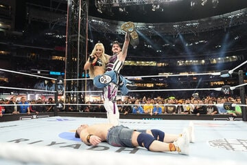 ジョン・シナ（下）を下し王座を奪回したドミニク・ミステリオ（右）とリブ・モーガン©WWE