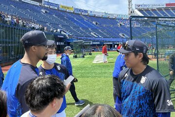 ルーキー・宮下朝陽(右)の取材に乱入し、記者役を勝手に務めたDeNA・デュプランティエ