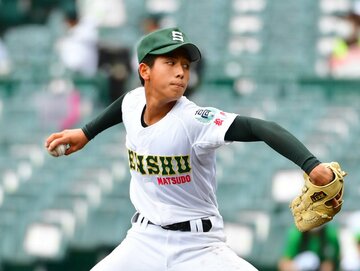  度胸満点の投球を見せた専大松戸・深沢