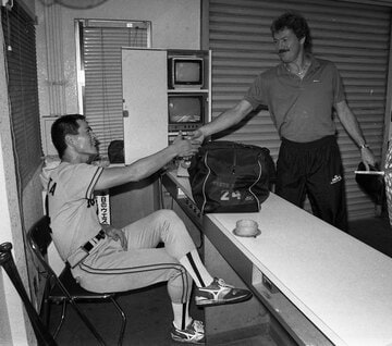  バッタリ顔を合わせた中畑（左）とキーオ