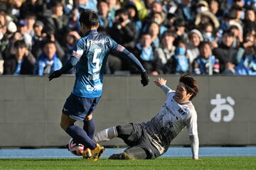 24年、中村憲剛氏の引退試合でプレーする内田篤人氏（右）