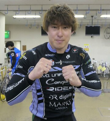 上杉嘉槻がファイティングポーズを決めた