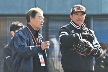 伊原春樹氏と話す小久保裕紀監督（右）