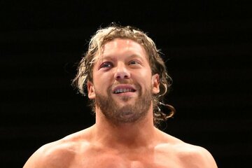MJF（上）に片翼の天使を狙うケニー・オメガ ©All Elite Wrestling
