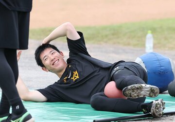 トレーニング中に笑みを見せる巨人・戸郷翔征