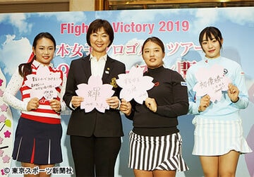  トークショーに登場した（右から）三浦、鈴木、小林会長、河本