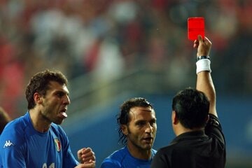 ２００２年日韓Ｗ杯の韓国戦でモレノ主審（右）の判定に抗議するクリスチャン・ビエリ（左）（ロイター）